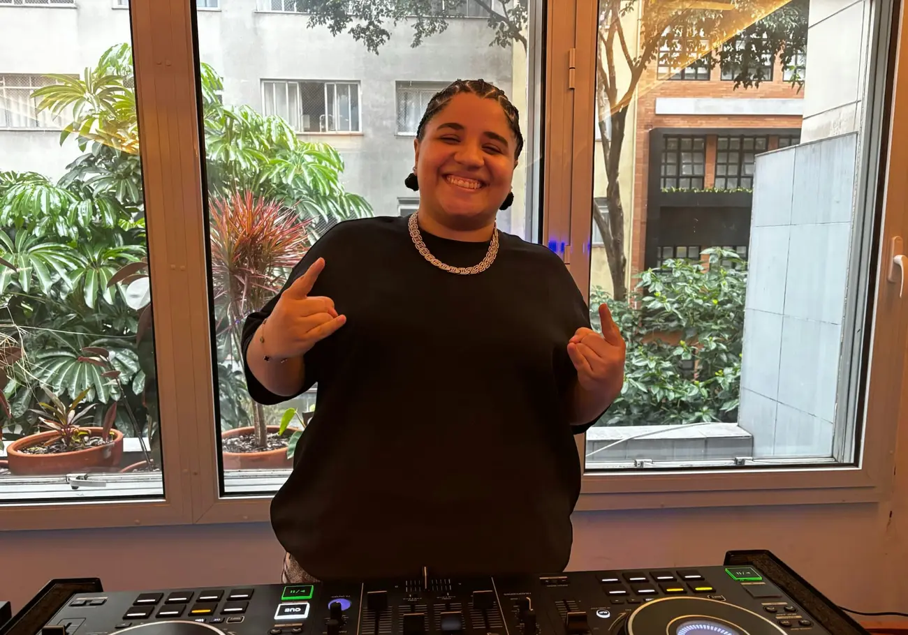 DJ CARINA